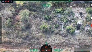 חילול של מטוסי FPV תקף את הכוחות המזוינים האוקראיניים בכיוון דוננסק מיד שלושה מטוסי FPV רוסיים על סיבים אופ…