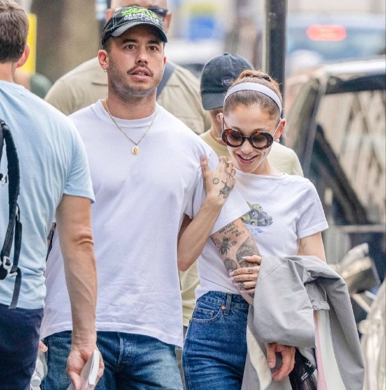 Ariana Grande | آریانا گرانده 🌸: – ریکی به همراه همسر و مادر زنش امروز در لندن🇬🇧✨️◇@ArianaArmy◆#Candids╎#Ricky– ریکی به همراه همسر و مادر زنش امروز در لن