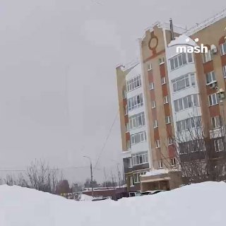 Режим ракетной опасности ввели минимум в семи регионах России — впервые в Свердловской области и Пермском крае плюс в Татарстане, Удмуртии, Оренбургской области, Башкирии и Чувашии.Две ракеты пытались атаковать Чувашию — одну сбили, вторая изменила курс — 