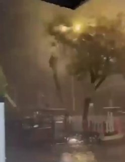 סופת הוריקן, טורנדו וגשם זלעפות פגעו באנטליה - ארבעה בני אדם מתו. במהלך האסון המשתולל, נזרקו חמישה פועלי בנ…