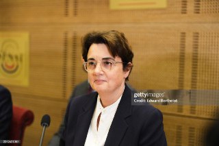 Директор Лувра Лоранс де Кар подала прошение об отставке, Макрон принял его, сообщает пресс-служба Елисейского дворца.Макрон назвал решение де Кар проявлением ответственности в ситуации, когда музею необходимы спокойствие и новый импульс, а также поблагода