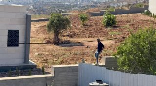 עוקב אחרי מתנחלים המקיפים בית ומנסים להסתער עליו בקוסרה, דרומית לשכם.