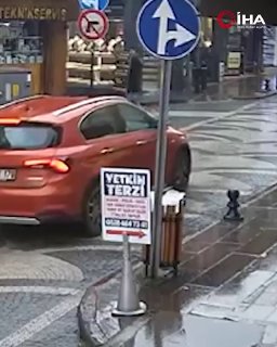 ארבעה בני אדם נפצעו לאחר שאדם פתח באש ללא הבחנה ברובה ציד ברחוב בקסטמונו, טורקיה. החמוש נמלט במכונית הממתינ…