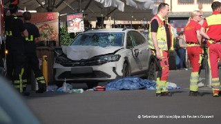 В центре Лейпцига автомобиль въехал в группу людей, сообщает AFP со ссылкой на местную полицию.Два человека погибли, двое тяжело ранены, еще несколько человек получили незначительные травмы, рассказал корреспондент Berliner Zeitung с места событий.Инцидент