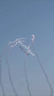 צילום של טילים בליסטיים איראניים משוגרים לעבר בחריין