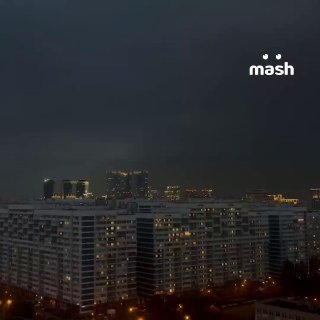Несём вам страшно-красивовое небо на ночь глядя — Москву накрыло грозой. Завораживающими кадрами из окна делятся наши любимые папищеки. У вас там как? Кидайте в предложку (@inmash1_bot).Наслаждаемся свежестью — после этого в столице начнётся аномальная жар