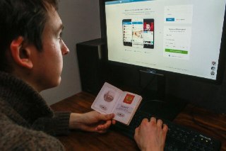 Минцифры раздумывает над механизмом возрастной идентификации пользователей в интернетеГлава ведомства Максут Шадаев заявил, что идея входит в ближайшую повестку министерства — планируется встроить механизмы проверки возраста пользователей в онлайн-платформ