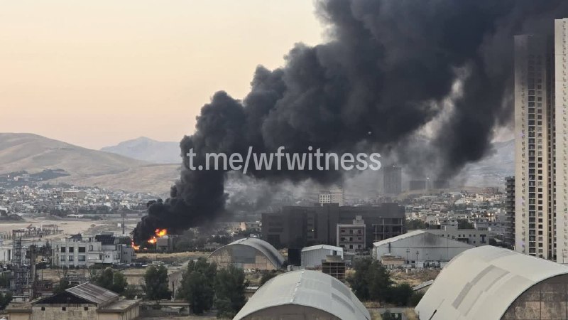 ️🇮🇶️ תמונות המציגות את השריפה בבניין המחוז בסולימניה, באזור כורדיסטן בעיראק, שתי מכליות נוספות, כל אחת בע…