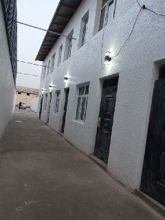 Food sity bozori  róparasida uy sotiladi
