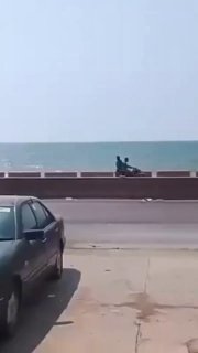 סרטון מסתובב מתעד מרדף בכביש המהיר עבדה-עכר...רוכב אופניים של כוחות הביטחון רודף אחרי אופנוע נגד התנועה