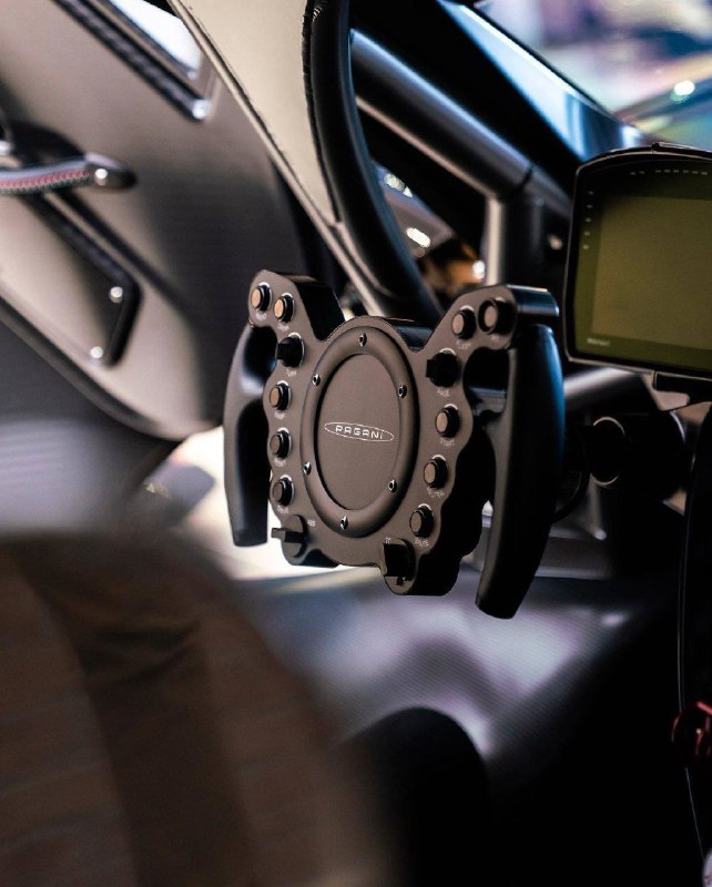 Pagani Huayra R и Pagani Zonda R 8