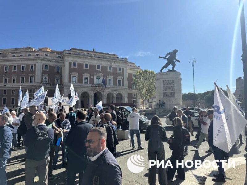 נהגי מוניות איטלקיים ערכו הפגנה ברומא על עליית מחירי הדלק.