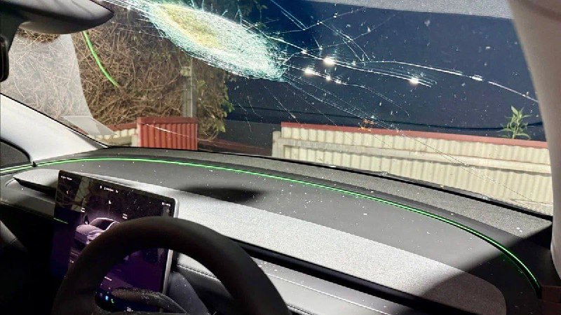В Австралии в лобовое стекло Tesla Model Y попал МЕТЕОРИТ — машину спас автопилот. 3