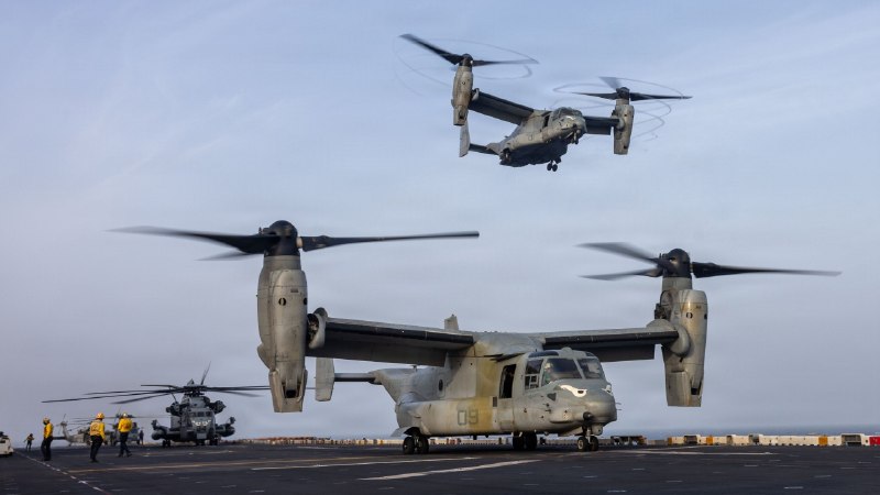 آنتی اکسیدان: سنتکام : هواپیمای ترابری و چندمنظوره MV-22B Osprey متعلق به تفنگداران دریایی آمریکا، هنگام حرکت ناو آبی‌خاکی USS Boxer (