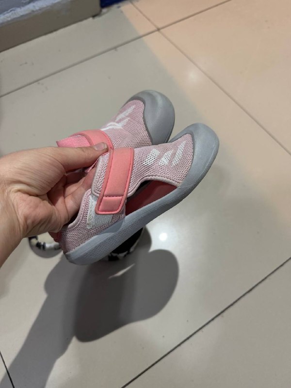 Кроссовки adidas — стиль и удобство для девочки и мальчика — фото 1