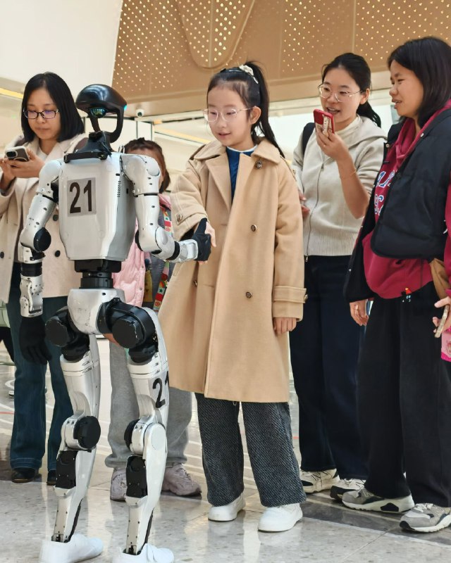 和国内顶尖公司宇数机器人/华为少年天才出品机器人一起沟通一下~30万一台的机器人，国内目前总共只有10多台已经可以展厅介绍和人类沟通，跳舞唱歌回答问题，打跆拳道比起去年春晚进步很多有趣智能，并且越来越实用