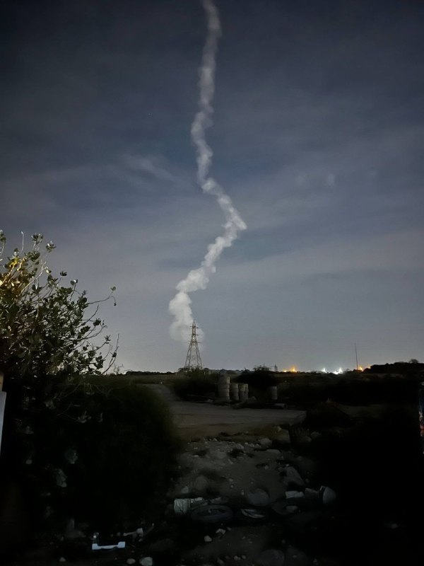 תמונה של השפעות רקטות שנורו לעבר מיצר הורמוז.