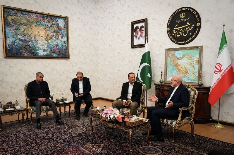 روزنامه فرهیختگان: 🔴 دیدار عاصم منیر با قالیباف 🔻 فرمانده ارتش پاکستان، عصر امروز با قالیباف، رئیس مجلس شورای اسلامی دیدار و گفتگو کرد. 🔻 د