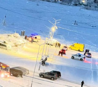 В Якутске подросток погиб на территории выставки военной техники: 16-летнего школьника «придавило тяжелой подвижной металлической деталью» — мэрДва подростка залезли в танк через проем в отсеке двигателя, один из них снял подпорку ствола, после чего его пр