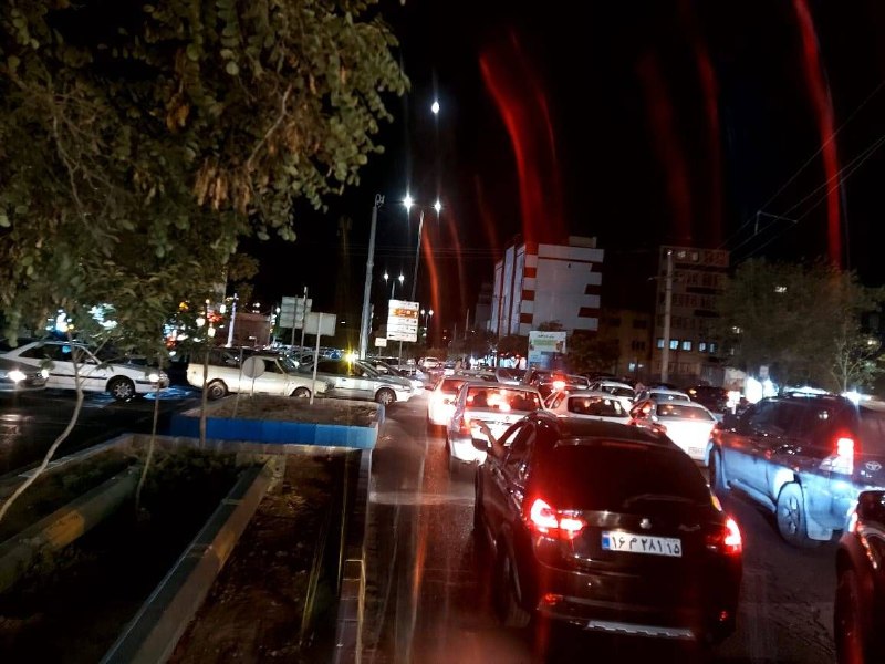 تایسیز آذربایجان: ■پلیس تبریز و اینهمه بی توجهی/اوایل شبها معمولا چهاراه قائم یاعچیان از ورودی گلشهر شاهد ترافیک سنگینی است‌.■چراغ راهنما 