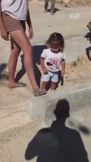 במשהד היא מתעדת הסתה מילדות. בצילומי וידאו נראתה מתנחלת ישראלית מכוונת את בתה הצעירה להשמיד רכוש פלסטיני במ…