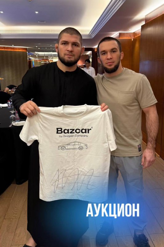 ⚖️  Футболку с подписями бывшего чемпиона абсолютного бойцовского чемпионата (UFC) в легком весе  фото