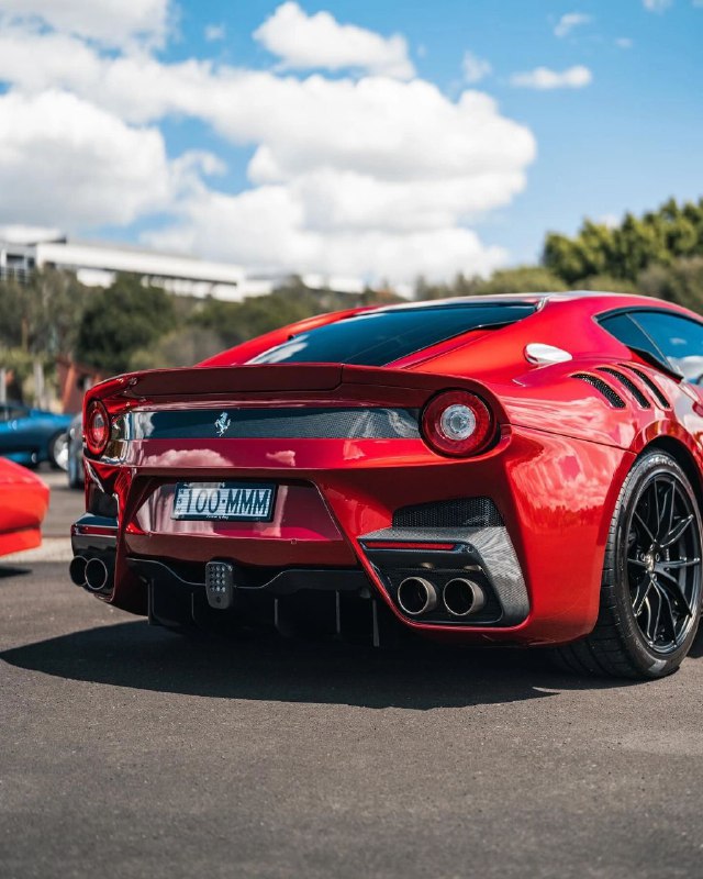 Ferrari F12tdf в цвете Rosso Monza 3