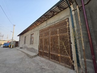 Продаётся дом-коробка по цене земли 6 сот. недалеко от города.