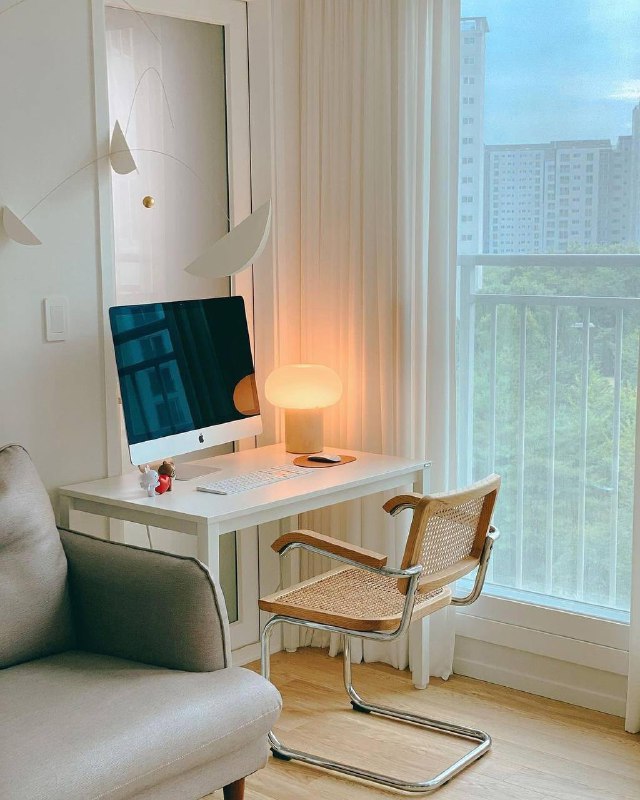 Милые рабочие уголки это не только про стол и стул, а про настроение, в котором ты открываешь ноутбук. Чашка кофе, маленькая лампа, пара любимых де... - изображение 5 - про, telegram, view