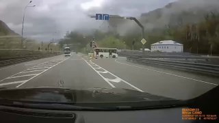 Случай на автодороге ведущей на Красную Поляну, автор увернулся от столкновения 
