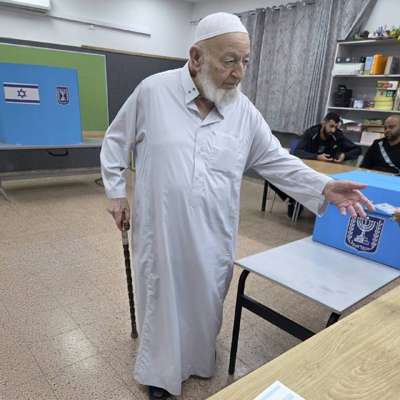 אחוז הצבעה גדול בקלפיות בערים ערביות בתוך פלסטין בבחירות לכנסת חאג' עבד אל קאדר אבו מוך, בן 97, עזב את ביתו…