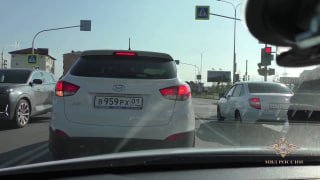שומאכר בן ה-16 נתן לפקח טרמפ על מכסה המנוע במייקופ שוטר התנועה נתלה על המכונית הנמלטת כמה מאות מטרים. כובע…