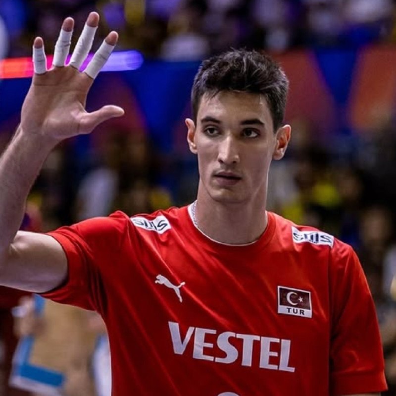 🏐 جهان والیبال 🏐: ❌ ستاره‌ی ترک‌ها مسابقات قهرمانی اروپا را از دست داد!🔻با اعلام فدراسیون والیبال ترکیه، افه #ماندیراجی به علت مصدومیت شان