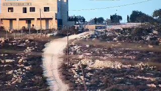 בשמירה על ידי חיילי הכיבוש, מתנחלים משחקים כדורגל וממשיכים לשלוט בבית משפחת "אלטובסי" בכפר ג'אלוד, דרומית מ…