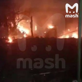 Обломки украинских БПЛА повредили 6 частных домов в посёлке Афипском Краснодарского края — пострадавших нет.Местные слышали минимум 20 взрывов. В 6 зданиях обломки беспилотника выбили окна. На одном из участков части дрона загорелись в огороде, ещё на одно