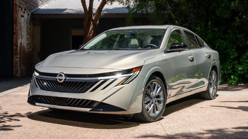 Обновлённая Nissan Sentra получила новую внешность...