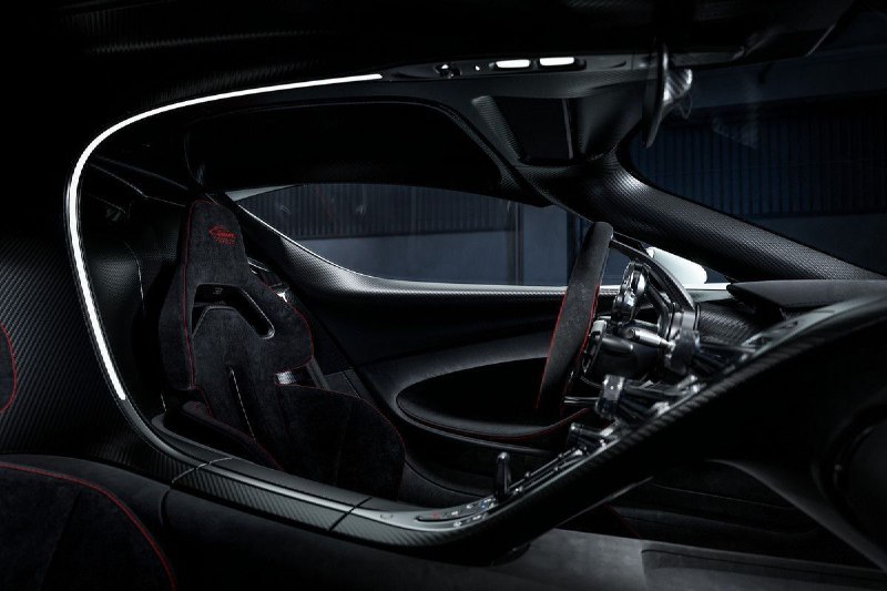 Bugatti показала новый Tourbillon с пакетом Equipe Pur Sang 3