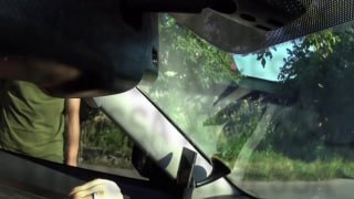 צפו: קציני הגיוס של צבא אוקראינה ריססו פלפל לגבר וגירשו אותו ממונית כשאישה נצמדת אליו וצרחה.
