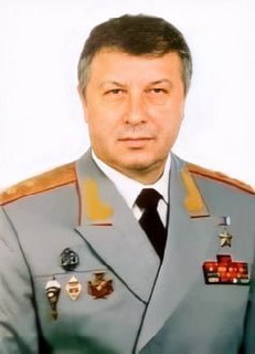 Совершено покушение на генерал-лейтенанта Минобороны РФ Владимира Алексеева — в офицера стреляли на северо-западе Москвы, он госпитализирован. Неизвестный несколько раз выстрелил в спину генерала у дома на Волоколамском шоссе и скрылся с места. Возбуждено 