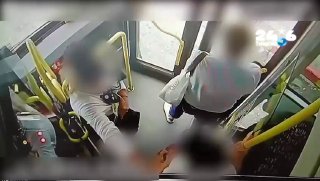 🇮🇱 Documentation: A resident of Netanya in his 40s attacked a patrolman on a bus; The Central District police officers arrested the suspect in the act, who turned himself in, and he was taken to the police station for questioning.