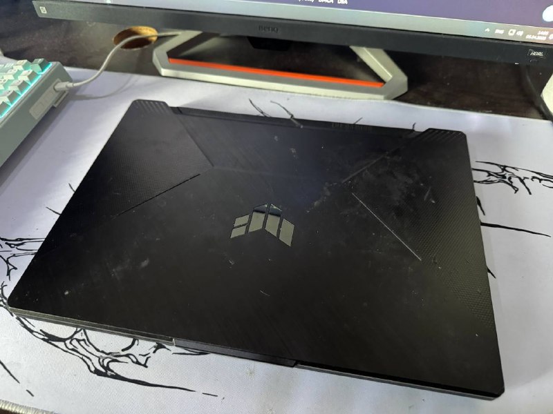 Продам ноутбук asus fa506ic, цена 1300 лари, из минусов только клей на задней крышке (случайно прол — фото 1