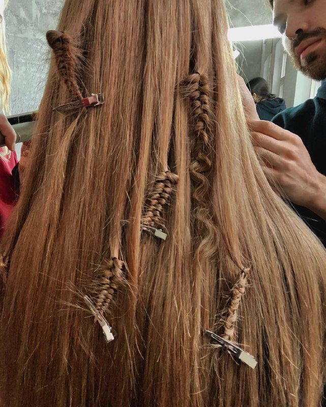 Подготовка парика к укладке и работа с текстуройБаза: нанесла термозащиту и выпрямила волосы стайлером на 180°C. Тем самым создала гладкое полотно, от которого можно строить текстуру.Текстура и выбор инструмента: изначально рассматривала афро-плойку, но она давала бы более круглый, «понятный» завиток. Для нужного характера образа RARA требовалась более модная, ломаная текстура, от рисунка переходящая во взрывной объём. Поэтому выбрала технику накрутки на шпильки.Формирование рисунка: выделяя небольшие пряди, накручивала их на шпильки с низкой оттяжкой — так после вычёсывания сохраняется характерная линия в начале завитка, а длина легко раскрывается в объём.Фиксация: прогревала пряди стайлером, затем дала им полностью остыть.Финиш: сняла шпильки и аккуратно вычесала волосы до нужной формы и распределения текстур. Моя цель — сохранить рисунок, воздух между прямыми и накрученными секциями, и форму, которая выглядит современно.Так парик перестал быть просто заменой волос — он стал частью образа, усилил стилистику бренда и позволил показать модель в новом художественном диапазоне.P.S. На сторис модели ответили сотни подписчиков — многие писали, что с этими волосами она помолодела минимум на 15 лет 😄🫢Подготовка парика к укладке и работа с текстуройБаза: нанесла термозащиту и выпрямила волосы стайлером на 180°C. Тем самым создала гладкое полотно, от которого можно строить текстуру.Текстура и выбор инструмента: изначально рассматривала афро-плойку, но она давала бы более круглый, «понятный» завиток. Для нужного характера образа RARA требовалась более модная, ломаная текстура, от рисунка переходящая во взрывной объём. Поэтому выбрала технику накрутки на шпильки.Формирование рисунка: выделяя небольшие пряди, накручивала их на шпильки с низкой оттяжкой — так после вычёсывания сохраняется характерная линия в начале завитка, а длина легко раскрывается в объём.Фиксация: прогревала пряди стайлером, затем дала им полностью остыть.Финиш: сняла шпильки и аккуратно вычесала волосы до нужной формы и распределения текстур. Моя цель — сохранить рисунок, воздух между прямыми и накрученными секциями, и форму, которая выглядит современно.Так парик перестал быть просто заменой волос — он стал частью образа, усилил стилистику бренда и позволил показать модель в новом художественном диапазоне.P.S. На сторис модели ответили сотни подписчиков — многие писали, что с этими волосами она помолодела минимум на 15 лет 😄🫢