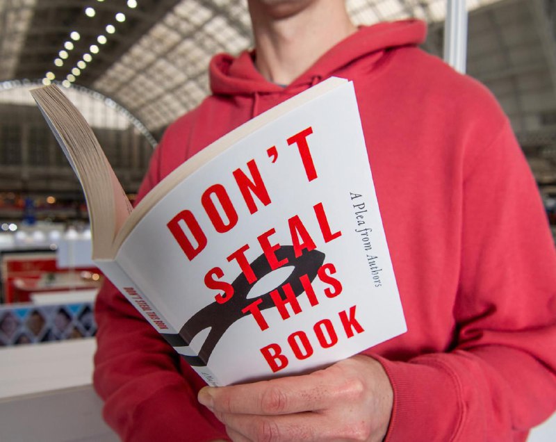 Тысячи авторов опубликовали пустую книгуВ Великобритании около 10 тысяч писателей присоединились к масштабной кампании по защите авторских прав. Как сообщает The Guardian, они опубликовали «пустую» книгу в знак протеста компаниям, тайно разрабатывающими ис