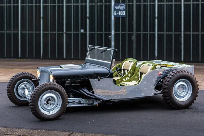 Армейский Willys 1942 года, стилизованный под военный самолёт, продали в США за 100 тысяч долларов. 3
