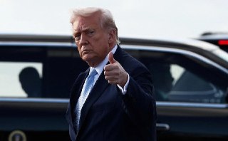 Трамп не остановился на заявлениях про договорнячок с Ираном и решил рассказать подробности. Из главного:— Мы действительно общались с иранцами, но с кем именно — не раскрывается.— Сейчас есть 15 пунктов соглашения.— Иран согласился не создавать ядерное ор