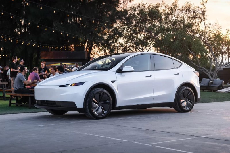 Tesla представила упрощённые Model 3 и Model Y

Te...