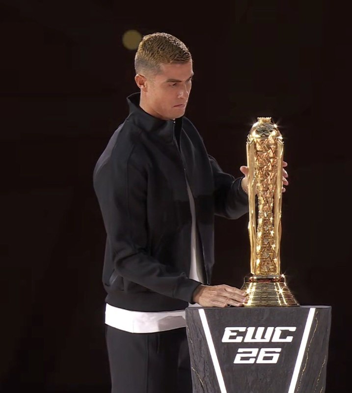 رئال مادرید | Real Madrid: کریستیانو رونالدوی افسانه‌ای در حال اهدای جام جهانی ورزش‌های الکترونیکی.❤️🄸 @RealMadridFans