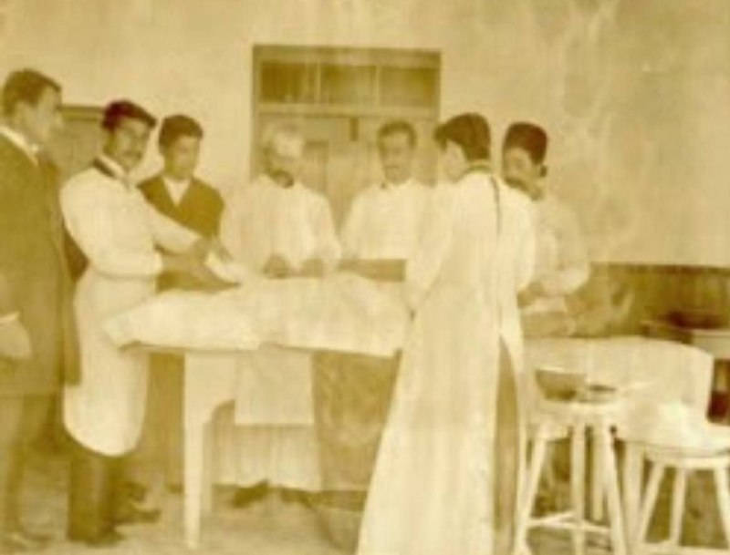 كانال مردم اورميه: 📷 جراحی در نخستین بیمارستان و دانشکده پزشکی ایران در ارومیه در دوران قاجار◾️این عکس بمناسبت روز پزشک توسط دکتر هادی طباط
