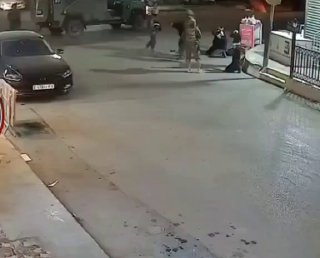 כוחות ישראל עוצרים את הצעיר זיאד מוחמד אל-עאמר, אחיהם של הקדושים איהם ואייסר אל-עאמר ממחנה ג'נין, במהלך ההס…