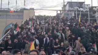 🎦 ממש עכשיו; קהל צפוף וזורם להיכנס למסגד טהראן כדי להתפלל על גופתו של מנהיג המהפכה שנהרג